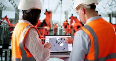 Mühendisler Sürdürülebilir Üretim Fabrikasında Elektrikli Arabaları Birleştiriyor. Genç Teknisyen Robot Otomatik Kullanıyor