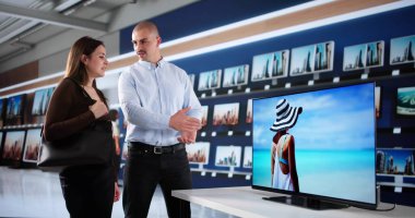 Uzman TV Satıcısı Genç Çifte Akıllı Teknoloji Tavsiyesi Verdi