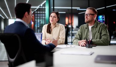 Genç çift, Mali Geleceğini Hispanik bir finans planlamacısıyla tartışıyor