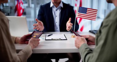 ABD Avukatı, vize görüşmesinden sonra göçmen çifte pasaport sağladı.