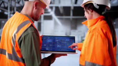 Fabrika Mühendisleri Takımı Modern Endüstriyel Tesis 'te teftiş yapıyor. Çeşitli Muhtemel Görevler: Mühendis