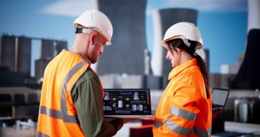 Genç Latin Adam Nükleer Enerji Santralinde SCADA Sistemini Kontrol Ediyor.