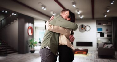 Gülümseyen Latin Çiftin Yeni Rüya Arazilerinde Kucaklaşması, Anahtarları Tutması