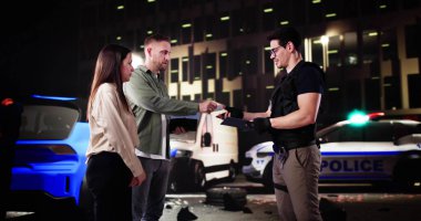 Acil durum: İspanyol memur araba kazasından sonra yaralanan aileye yardım etti