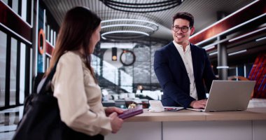 Otel resepsiyonunda kayıt yaptıran Profesyonel Hasodabaşı.