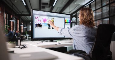 Web için Fotoğraf Tasarımı Düzenlemek için Kadın Çoklu Ekran Kullanıyor.