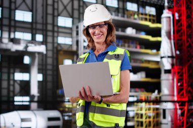 Kadın Mühendis Roket Üretim Fabrikasında OSHA Uyumluluğunu Sağlama Aldı