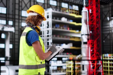 Bina Güvenliği Müfettişi, OSHA için Tahta Müfettişleri İnşaat Alanı. Roket Mühendisi Mimarlarla Karşılaşıyor