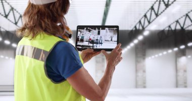 Geliştirilmiş Gerçekliği Kullanan Bir Yarı iletken Fabrikasında Geleceğin Endüstriyel Mühendisi.