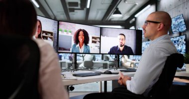 Bilgisayar Ekranında Profesyonel Giyinen Sanal Buluşma Başlatılıyor