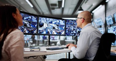 Güvenlik Müdürü, Güvenlik Kamera Kontrolü için Çoklu CCTV Kameralarını Gözetliyor.