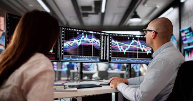 Finansal Analistler Çoklu Bilgisayar Ekranlarındaki Borsa Eğilimlerini Analiz Ediyor