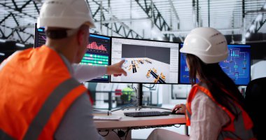 Yeni Endüstriyel Tesis 'te Genç Mühendis Mekanizma Düzenini Haritalıyor.