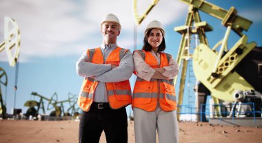 Mühendis, petrol çıkarma için çölde sondaj donanımında çalışıyor..