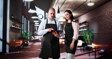 Yeni Kahve Dükkanı İşçisi Takımla İş Öğreniyor.