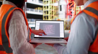 Roket bilimcileri, Mühendis Ekibiyle Uzay Laboratuvarında Yakıt Verimliliğini Analiz Ediyor.