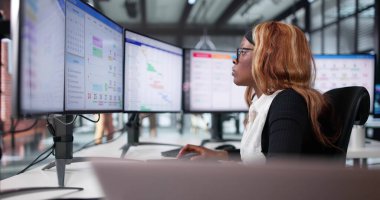 Çevik Proje Yöneticisi Bilgisayar Ekran Günlüğü 'nde Yazılım Takvimini Güncelliyor.