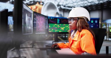 Kadın Mühendis Uydu Modeli Geliştirme 3D CAD Tasarım Yazılımı