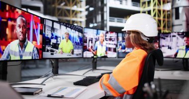 Amerikan İmalat Mühendisi Fütürist Fabrikasında Video Toplantısı Yapıyor