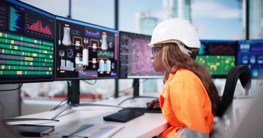 Bilgisayarda Petrol Rafinerisinde Çalışan Yetenekli Kadın Kimyacı.