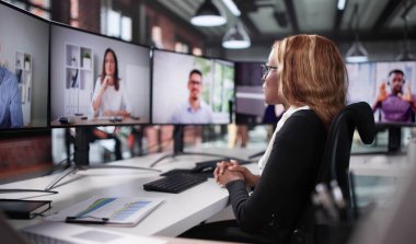 Röportaj için Sanal Video Sohbeti Kullanan Genç Afrikalı Amerikalı Kadın.