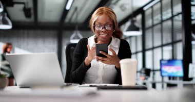 Dijital Ofis Asistanı: Smartphone 'da OCR Teknolojisi Kullanan Genç Afrikalı Kadın