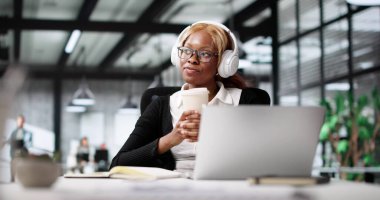 Modern Ofiste Bilgisayarla Çalışan Profesyonel Afrikalı Amerikalı Kadın.