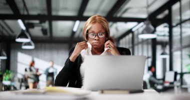 Klimayı test etmek: Çalışan Ter Giderek Ofis Sıcaklığı Artıyor.