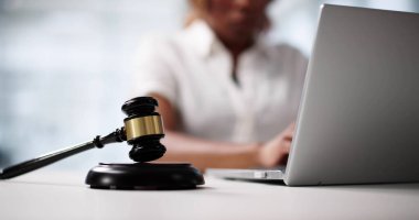 Afrikalı Amerikalı Kadın Çevrimiçi Teknoloji Güvenliği Konusunda Hukuki Ders Veriyor.