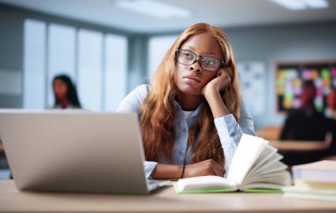 Hayal kırıklığına uğrayan Bayan Kolej Öğrencisi Üniversitede Çevrimiçi Teknoloji Dersinden Kaldı.