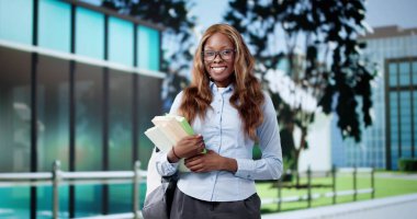 Kararlı Afrikalı Amerikan Koleji Öğrencisinin Parlak Geleceği.