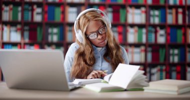 Odaklanmış üniversite öğrencisi üniversitede dizüstü bilgisayarla çevrimiçi çalışıyor..