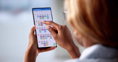 Genç Afrikalı Amerikalı Kadın Akıllı Telefon Yöneticisi Toplantısı.