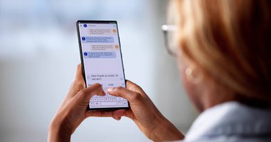 Akıllı Telefonu Tutan Kadın Telefonla Mesaj Gönderiyor, Dijital İletişim.