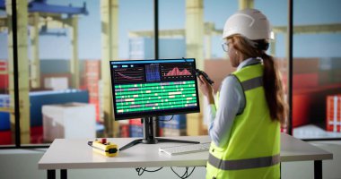 SCADA kullanarak Kargo Ticareti Terminalini Yöneten Genç Afrikalı Amerikalı Kadın.