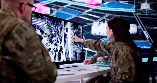 Ordu bilgisayar sistemi hakkında askeri verileri analiz eden teknoloji merkezi subayı.