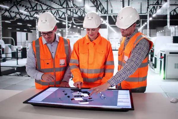 Otomotiv Mühendisleri Üretim Tesisinde Elektrikli Araç Tasarımı İşbirliği Yapıyor.