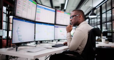 Genç Afrikalı Proje Yöneticisi Takvim Yazılımıyla Çoklu Proje Düzenliyor.