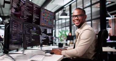 Gülümseyen Afro-Amerikalı Adam Bilgisayar Ekranında Web Kodu Geliştiriyor