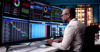 Mali Eğilimlerin Analizi: Ofiste Geç Saatlere Kadar Çalışan Afro-Amerikan Analizci