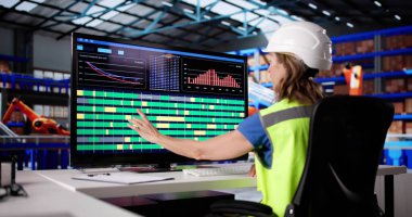 Dişi Operatör, Scada Sistem Yazılımı Kullanılarak Küresel Kargo Gemisini Denetliyor