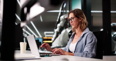 Gelecekteki Ofis: Yapay Zeka Danışmanları ve İnsansı Robotlar İş Gücü Görevlerini Değiştirdi.