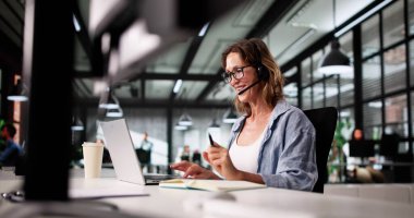 Gülümseyen Çağrı Merkezi Temsilcisi İstisnai Müşteri Bakımı Telefonuyla.