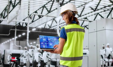 Üretim endüstrisi için sanal gerçeklik yazılımı geliştiren yenilikçi kadın mühendis.