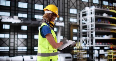 Kadın Mühendis Uzay Ajansı Araştırma Merkezi 'nde Roketi Denetliyor