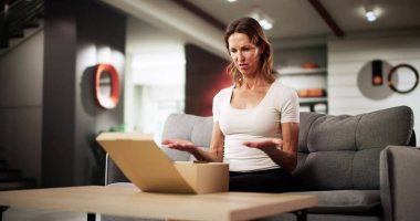 İnternetten Alışveriş Yaparken Kırık Teslimat Kutusunu Buldu