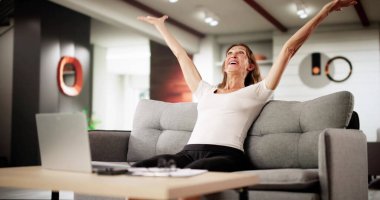 Kadın, sınav sonuçlarıyla birlikte açık mektubunu memnuniyetle okuyor..