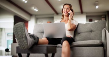 Bacağı yaralı bir kadın İçişleri Bakanlığı 'nda koltuk değneklerini mutlulukla kullanıyor..