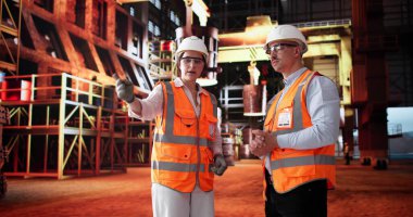 Çelik Üretim Fabrikasında Kalite Kontrol Ekibi Ütü Kalıplarını Tartışıyor