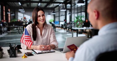 Vize Avukatı ve onaylanmak için Birleşik Devletler Göçmen Bürosu ile görüşme.